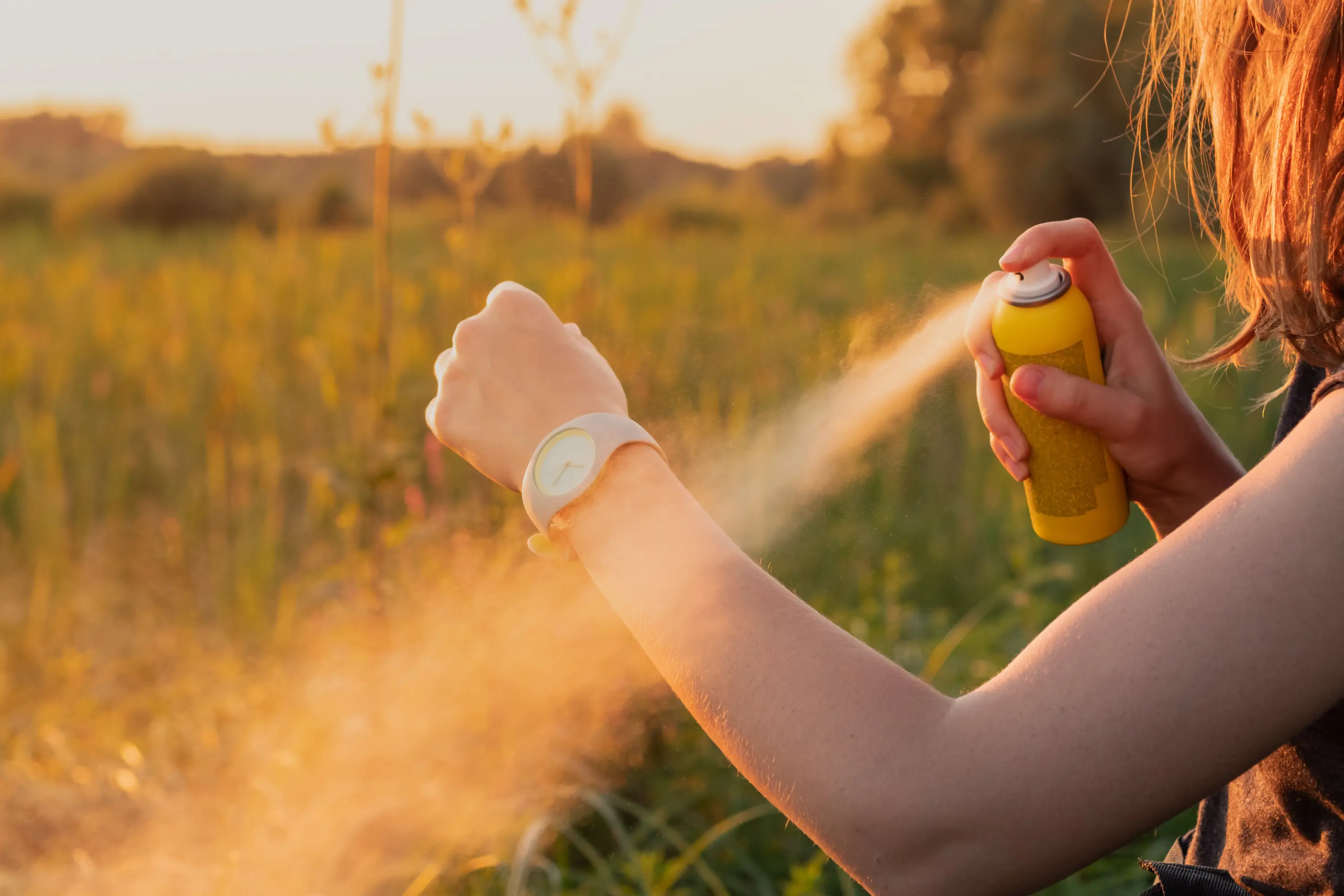 aplikacja sprayu na komary