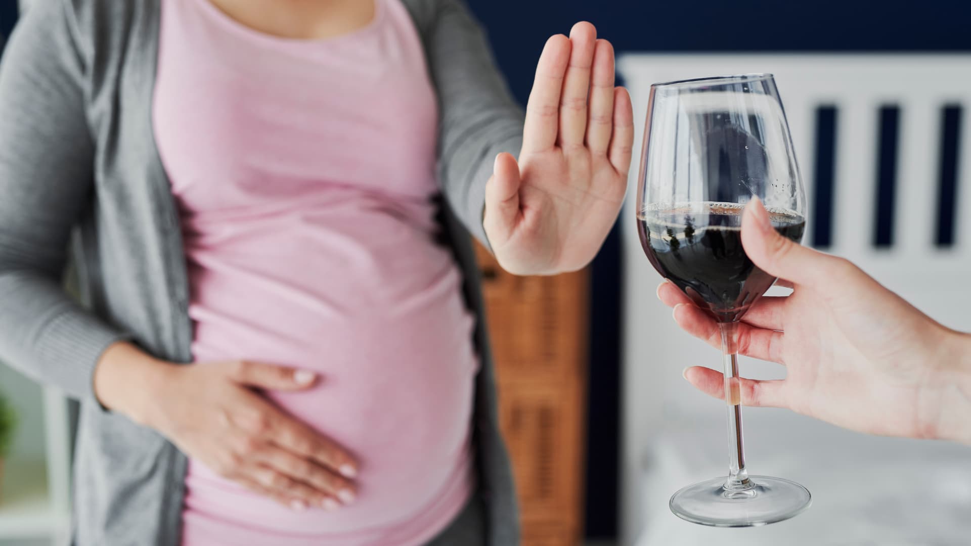 cieżarna kobieta odmawia alkoholu